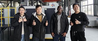 Klanten bezoeken Waxenfabriek